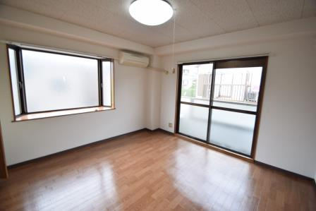 メゾン中山の寝室|明るい居室です