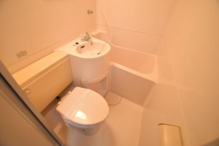 メゾン中山のトイレ|３点ユニットバスです