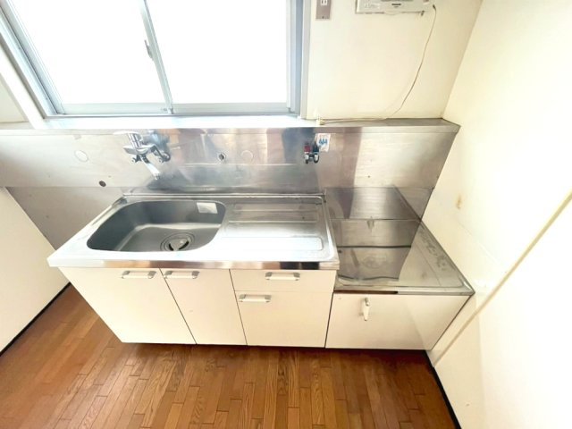 名谷8団地36号棟のキッチン|コンパクトなキッチンで掃除もラクラク