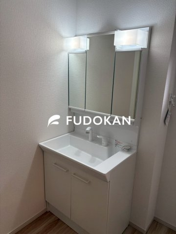 東根市羽入東【新築建売】の独立洗面台|三面鏡の洗面台は、スタイリッシュなだけでなく収納力もあります。