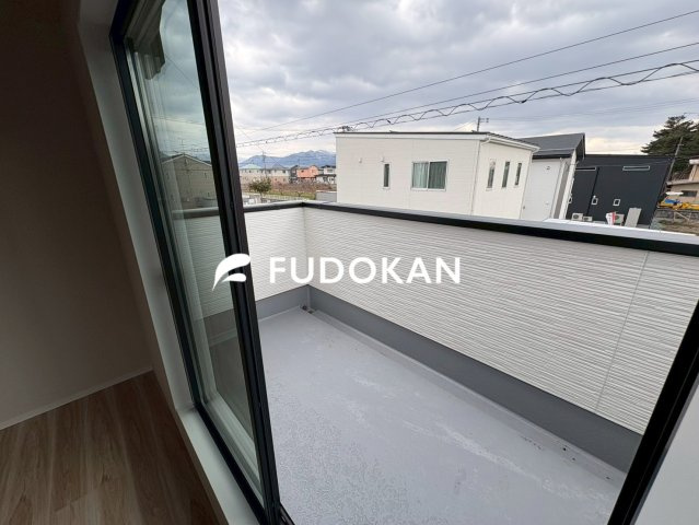 東根市羽入東【新築建売】のバルコニー|バルコニーも広々で洗濯干しに適していますね。