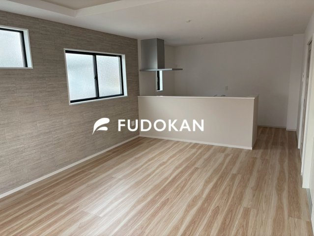 東根市羽入東【新築建売】の居間・リビング|リビングは広々です。家族の団欒の場として家庭を包みます。