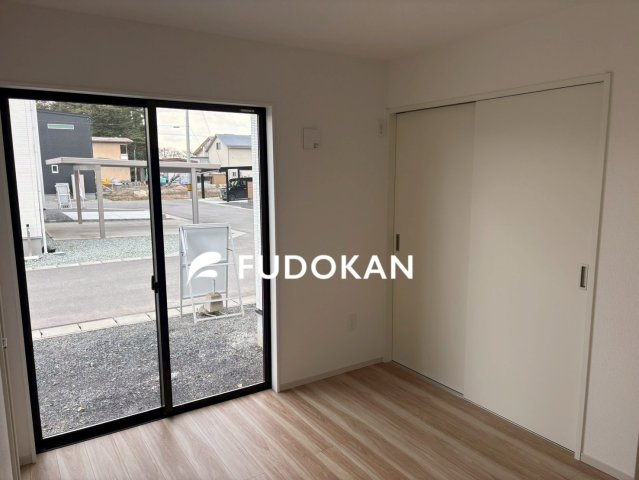 東根市羽入東【新築建売】の洋室|1階洋室は客間としてもお子様のプレイルームとしてもご活用頂けます。