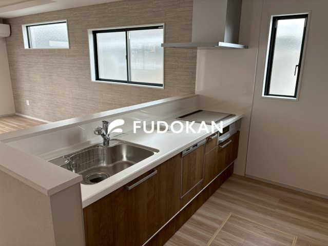 東根市羽入東【新築建売】のキッチン|広々ワイドなキッチンは料理がしやすく快適です。