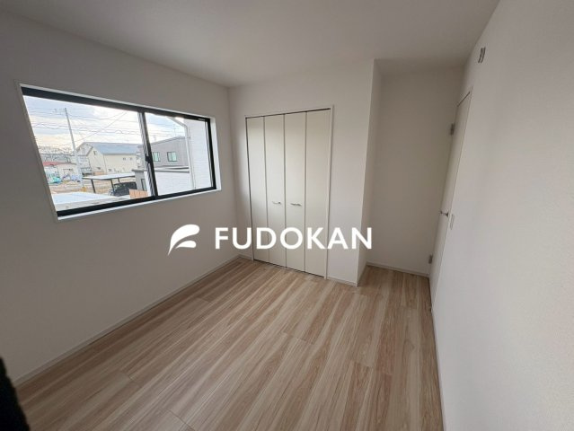 東根市羽入東【新築建売】の寝室|大きいベットを置いてもスペースの取れる寝室です。