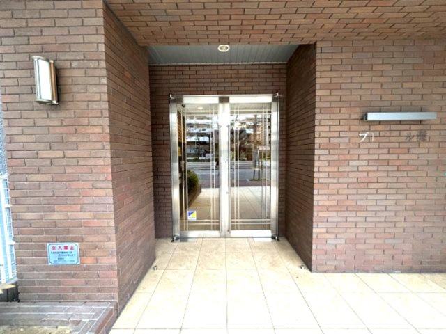 プレジール灘のエントランス