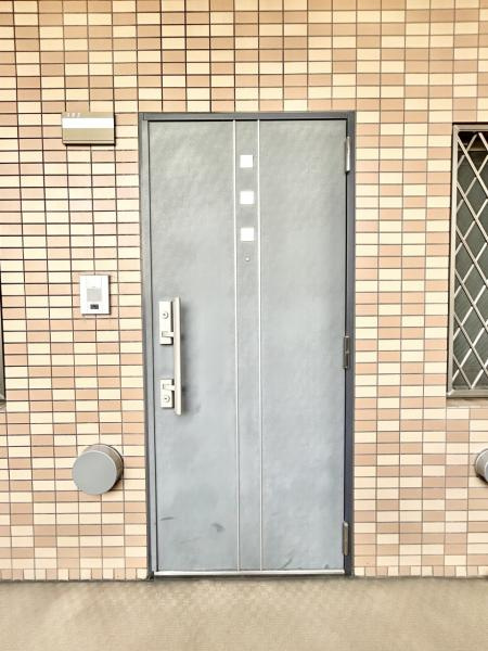 【平面駐車場1台＋来客用駐車場完備】サントノーレ北御座　中古マンションの玄関|重厚感漂う玄関ドア。管理体制の良さが伺える綺麗な共用部☆