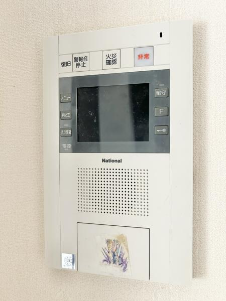 【平面駐車場1台＋来客用駐車場完備】サントノーレ北御座　中古マンションの防犯設備|来訪者を室内から確認できるインターホン付き！防犯面にも配慮された安心の住まいです♪