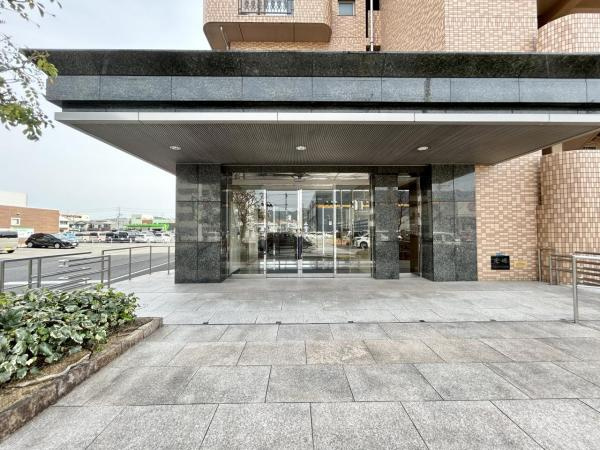 【平面駐車場1台＋来客用駐車場完備】サントノーレ北御座　中古マンション|管理の行き届いた綺麗な共用部。重厚感のあるエントランスが住む誇りを演出☆