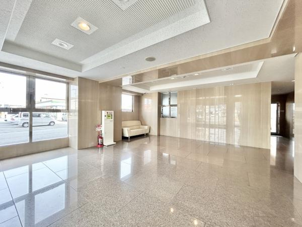 【平面駐車場1台＋来客用駐車場完備】サントノーレ北御座　中古マンションのエントランス|開放感あふれる広々ロビー。待ち合わせや休憩にも使えるゆとりの空間♪
