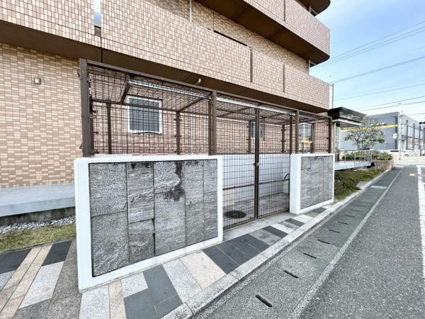 【平面駐車場1台＋来客用駐車場完備】サントノーレ北御座　中古マンションのその他|敷地内にゴミ置き場を完備☆