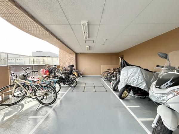 【平面駐車場1台＋来客用駐車場完備】サントノーレ北御座　中古マンションの駐輪場|屋根付きのバイク・自転車置場を完備