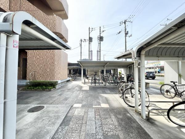 【平面駐車場1台＋来客用駐車場完備】サントノーレ北御座　中古マンションの駐輪場|屋根付きの駐輪場を完備☆。区画が整備されており出し入れもしやすいです♪