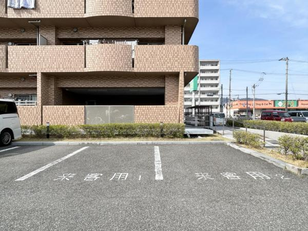 【平面駐車場1台＋来客用駐車場完備】サントノーレ北御座　中古マンションの駐輪場|敷地内に来客用駐車場を完備☆
