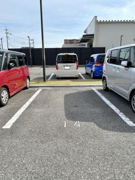 【平面駐車場1台＋来客用駐車場完備】サントノーレ北御座　中古マンションの駐車場|出し入れしやすい平面駐車場。敷地内に駐車場を完備し、お車をお持ちの方にも安心です♪