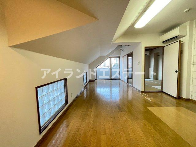 ローズマリー三軒茶屋　2人入居相談可　独立洗面台　オートロックの居間・リビング