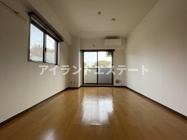 プチプルハイム駒沢　バストイレ別　角部屋　駒沢公園至近の居間・リビング