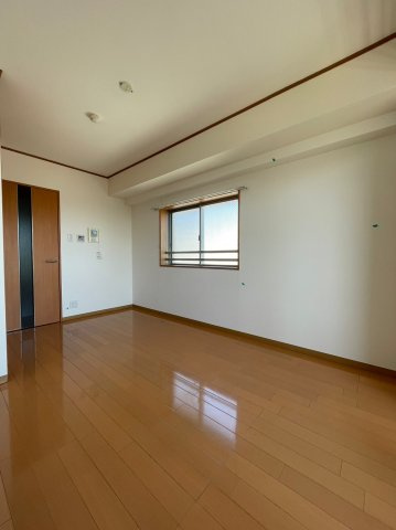 WISTERIA KOMAZAWA　床暖房　免震構造　駅近　バイク置場の居間・リビング