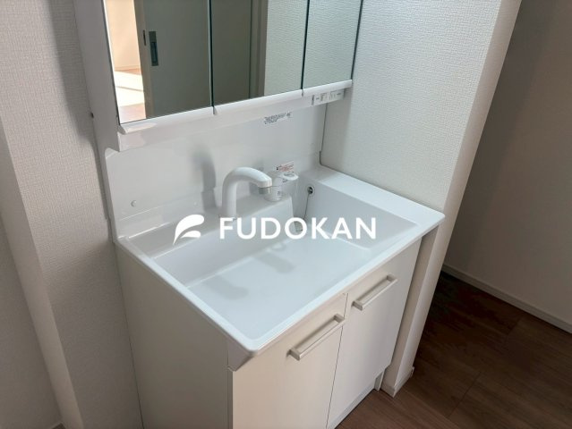 東根市羽入東【新築建売】の独立洗面台|三面鏡の洗面台は、スタイリッシュなだけでなく収納力もあります。