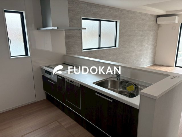 東根市羽入東【新築建売】のキッチン|広々ワイドなキッチンは料理がしやすく快適です。