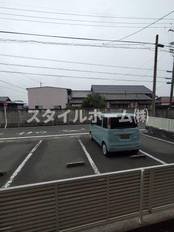 リヴェール本野Bの駐車場