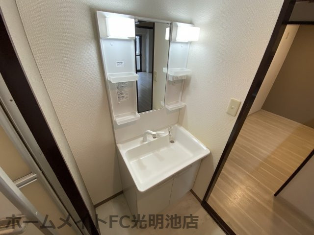 YFヒルズ宮山の洗面所|明るい洗面所です