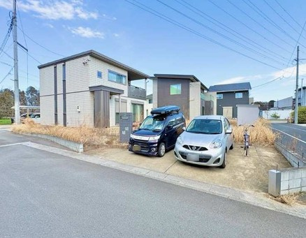【中古】坂戸市塚越中古住宅の前面道路含む現地写真|太陽光発電システム搭載のオール電化住宅♪