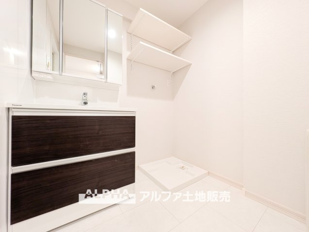 東大和グリーンタウン　１号棟の独立洗面台|【Vanit】◆洗面台◆身支度がしやすい洗面台は、収納力にも配慮した設計。朝の準備から帰宅後まで、家族みんなが使いやすい空間です。
