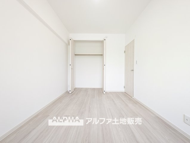 東大和グリーンタウン　１号棟の洋室|【comfort room】
◆落ち着きのある室内◆寝室としても子ども部屋としても使いやすく、暮らしの変化にも対応できる空間。日々の時間を穏やかに過ごせます。