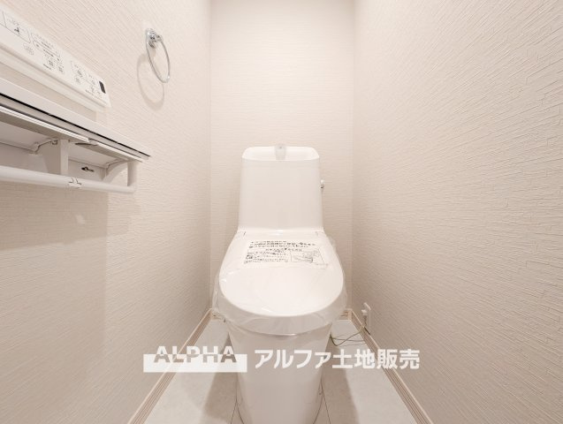 東大和グリーンタウン　１号棟のトイレ|【Warm water flush toilet】
◆温水洗浄便座付きトイレ◆お掃除も楽々。快適に過ごすためには今や欠かせない設備の一つです。壁掛けリモコンで使いやすくいつでも清潔に保てます。