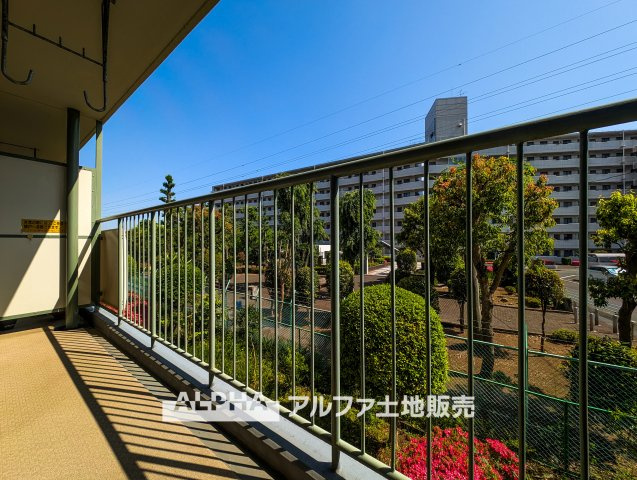 東大和グリーンタウン　１号棟のバルコニー|【Balcony】◆バルコニー◆日当たりの良いバルコニーは、洗濯物がよく乾くだけでなく、外の空気を感じながらひと息つける場所。暮らしに心地よい余白をもたらします。