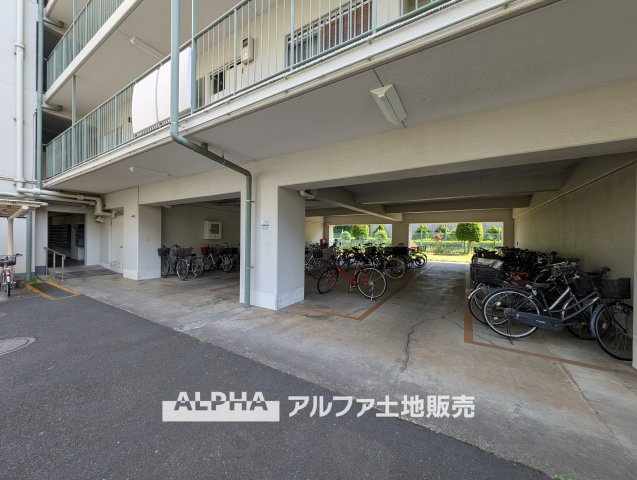 東大和グリーンタウン　１号棟の外観|【Calm Days】
◆穏やかな日常へ◆
やわらかな光に包まれた空間が、忙しさを静かにほどいていく。ここで重ねる時間が、暮らしの輪郭を少しずつ整えていく。