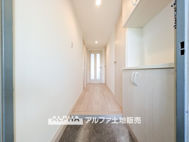 東大和グリーンタウン　１号棟の玄関|【cozy living】
◆休日は◆仕事から切り離された家族の為だけの場所でゆっくりくつろぎたい。趣味や、習い事で休日を過ごすも楽しいが、結局はここが安らげる。