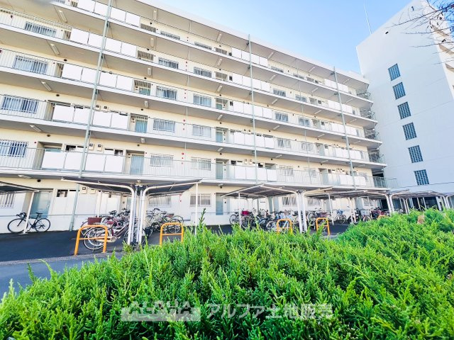 東大和グリーンタウン　１号棟の外観|【A warm space】◆心をほどく場所◆
ゆったりとした空間に包まれ、誰かを迎えることが日常になる住まい。
この環境で暮らすうちに、時間の使い方も、人との距離感も変わっていく。