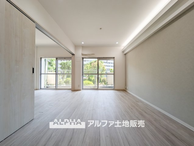 東大和グリーンタウン　１号棟の居間・リビング|【light a living】
◆明るいリビング◆にペイントして君との時間を有意義に過ごしたい。ここでの暮らしは僕たちにとって宝物になる。