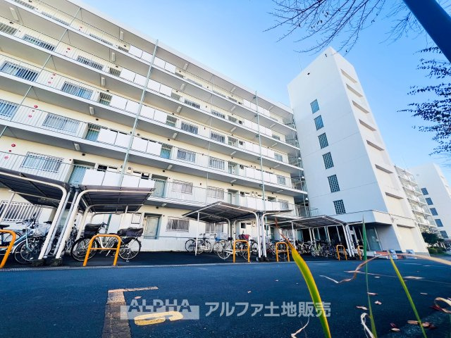 東大和グリーンタウン　１号棟の外観|【A cozy space】◆余白のある暮らし◆
人を招いても、ひとりで過ごしても心地よい住空間。
温もりを感じるこの場所が、暮らしの輪郭をやさしく描いていく。