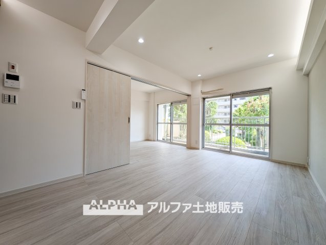 東大和グリーンタウン　１号棟の居間・リビング|【A place that feels right】◆自然と人が集まる◆
広がりを感じる住空間と、手触りのある落ち着いた雰囲気。
ここで重ねる毎日が、暮らし方そのものを静かに変えていく。