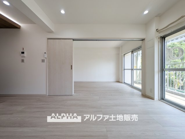東大和グリーンタウン　１号棟の居間・リビング|【A warm space】◆心をほどく場所◆
ゆったりとした空間に包まれ、誰かを迎えることが日常になる住まい。
この環境で暮らすうちに、時間の使い方も、人との距離感も変わっていく。