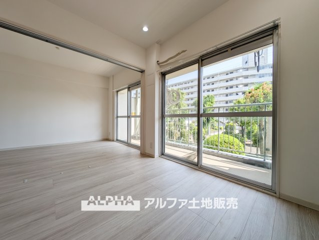 東大和グリーンタウン　１号棟の居間・リビング|【A cozy space】◆余白のある暮らし◆
人を招いても、ひとりで過ごしても心地よい住空間。
温もりを感じるこの場所が、暮らしの輪郭をやさしく描いていく。