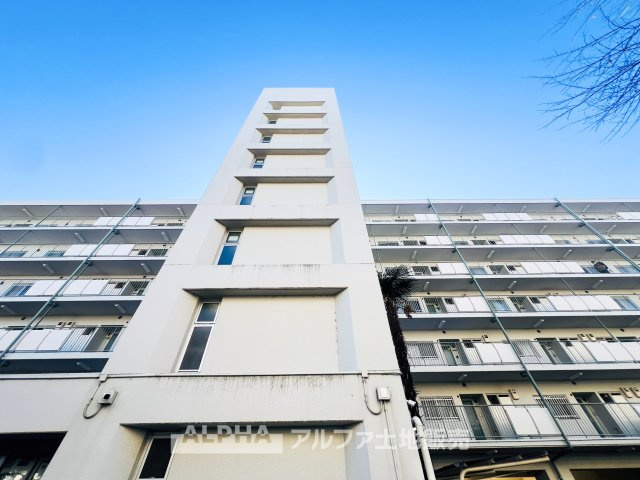 東大和グリーンタウン　１号棟の外観|【Calm Days】
◆穏やかな日常へ◆
やわらかな光に包まれた空間が、忙しさを静かにほどいていく。ここで重ねる時間が、暮らしの輪郭を少しずつ整えていく。