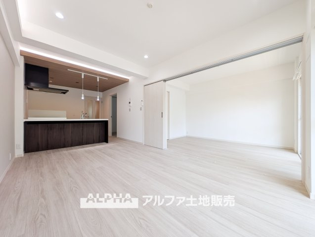東大和グリーンタウン　１号棟の居間・リビング|【clear the mind】◆暮らしが整う空間◆
ゆとりのある住空間と、どこか安心感のある佇まい。
ここで過ごす日々が、自分たちらしい暮らしへと自然に導いてくれる。