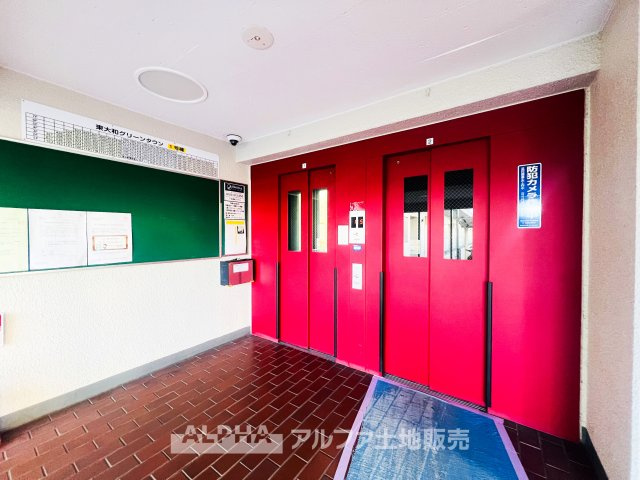 東大和グリーンタウン　１号棟のエントランス|【Gentle Time】◆やさしい時間が流れる場所◆
包み込むような空間が、日々の緊張をそっと解く。ここで過ごすうちに、時間も人との関係も、心地よく変化していく。