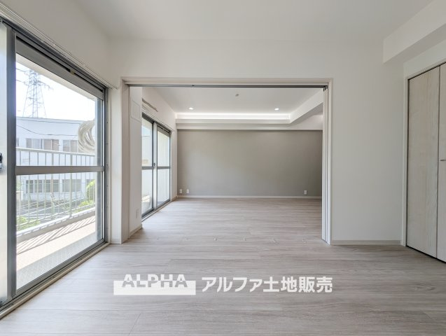 東大和グリーンタウン　１号棟の居間・リビング|【A warm space】◆心がほどける場所◆
ゆとりある空間が、日常に静かな余白をつくる住まい。人を迎えることが自然になり、暮らしのリズムも穏やかに整っていく。