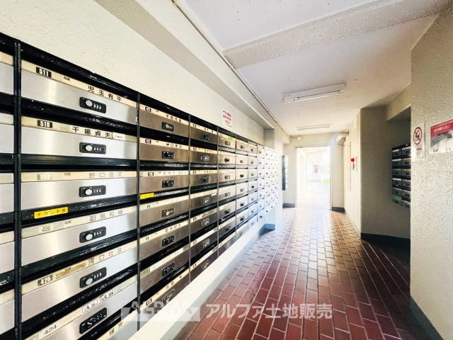 東大和グリーンタウン　１号棟のエントランス|【Entrance Design】
◆玄関◆出入りのたびに気持ちが整うような落ち着きある玄関空間。シンプルな構成で使いやすく、住まい全体の印象をやわらかく引き立てます。