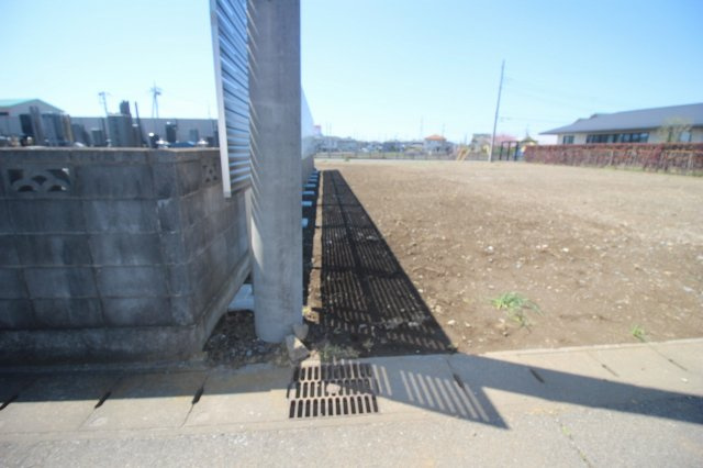 《分譲地》小山市土塔　全8区画の外観|分譲地南東側との境界部分（2026年4月撮影）