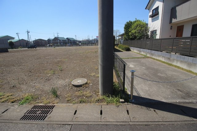《分譲地》小山市土塔　全8区画の外観|分譲地北側との境界部分（2026年4月撮影）