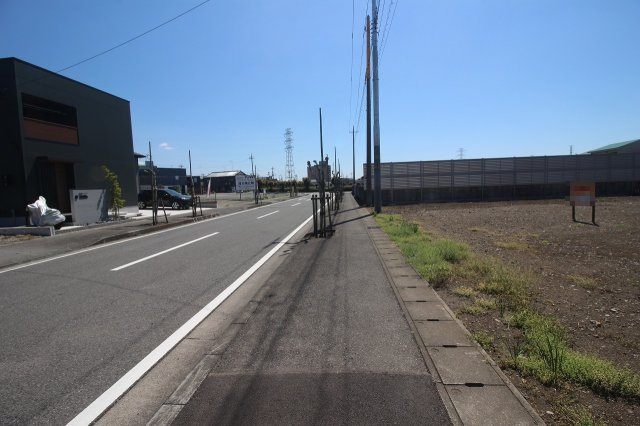 《分譲地》小山市土塔　全8区画の前面道路含む現地写真|分譲地東側道路（2026年4月撮影）
