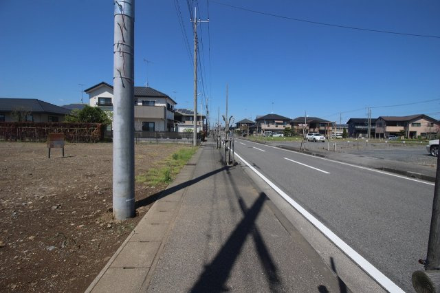 《分譲地》小山市土塔　全8区画の前面道路含む現地写真|分譲地東側道路（2026年4月撮影）
