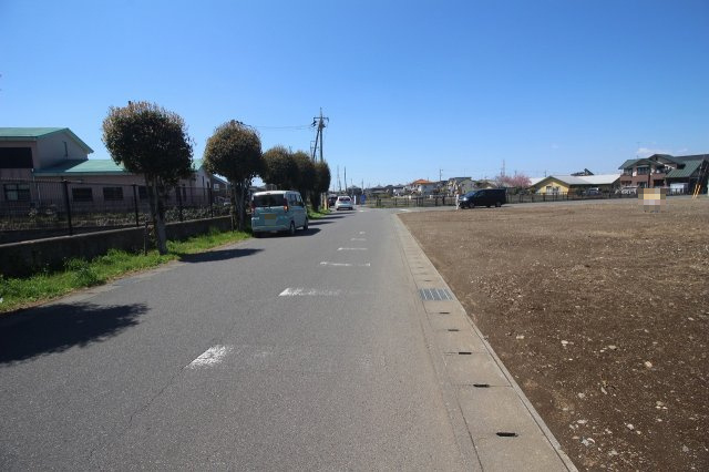 《分譲地》小山市土塔　全8区画の前面道路含む現地写真|分譲地南西側道路（2026年4月撮影）