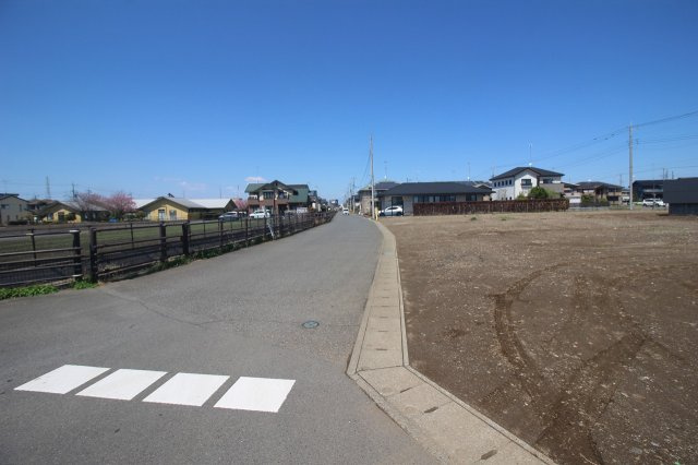 《分譲地》小山市土塔　全8区画の前面道路含む現地写真|分譲地西側道路（2026年4月撮影）